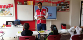 TÜRK KIZILAY'I SEMİNER VEREREK ÖĞRENCİLERİMİZİ BİLGİLENDİRDİ