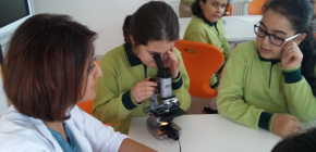 ÖĞRENCİLERİMİZ FEN LABORATUVARINDA UYGULAYARAK ÖĞRENİYORLAR